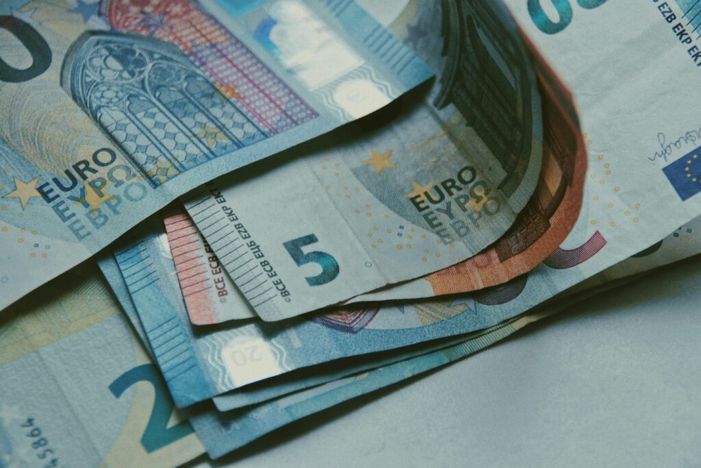 Euro struggles