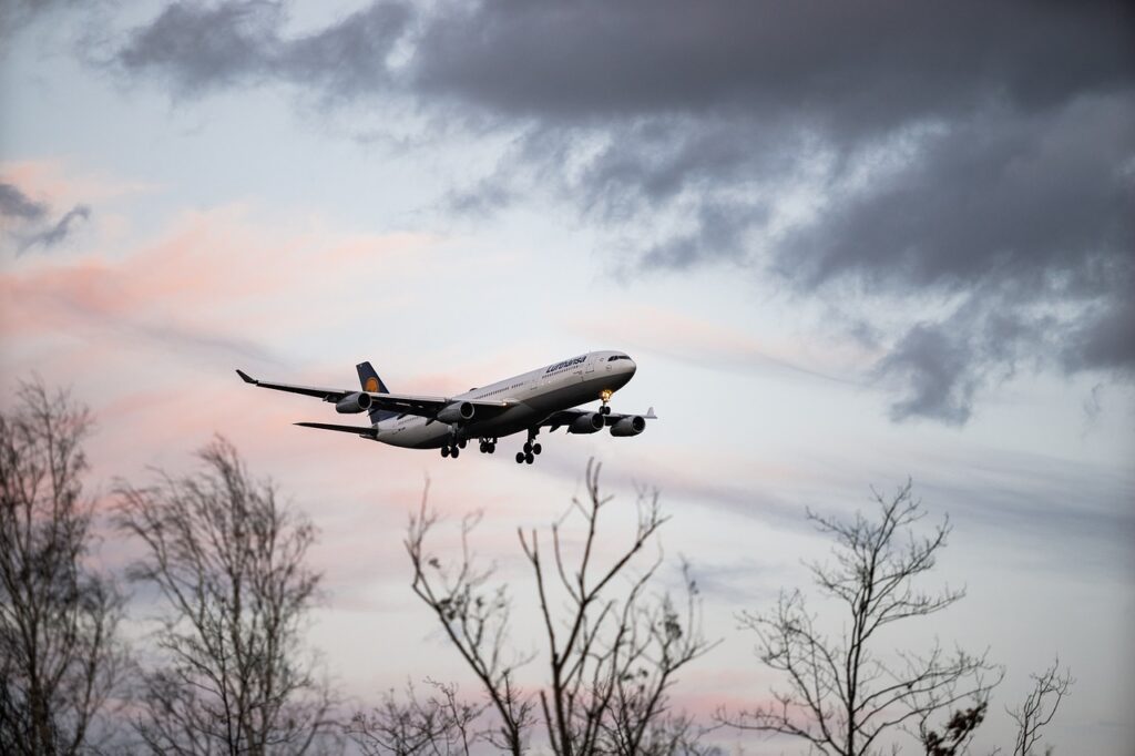 Lufthansa Flight Left Without Pilot for 10 Minutes After Copilot Collapsed Mid-Flight